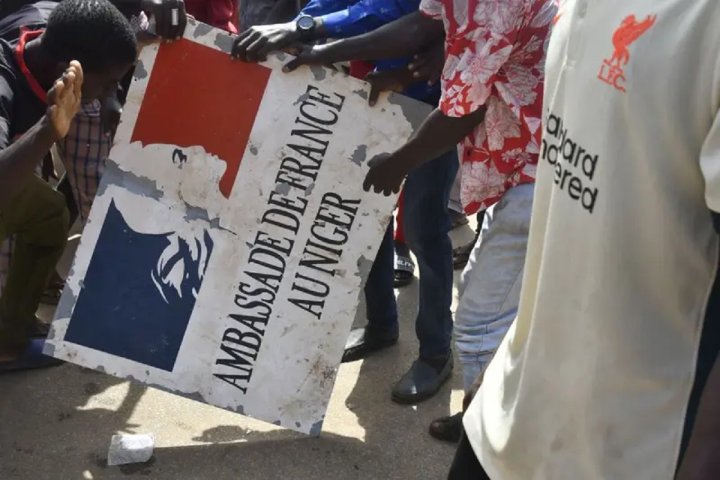 Manifestantes con un letrero de la embajada francesa en Níger. Foto: AFP/Getty Images