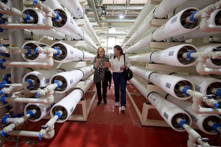 Arabela Carreras y Alicia Kirchner en instalaciones de Mekorot, Israel. Abril 2022