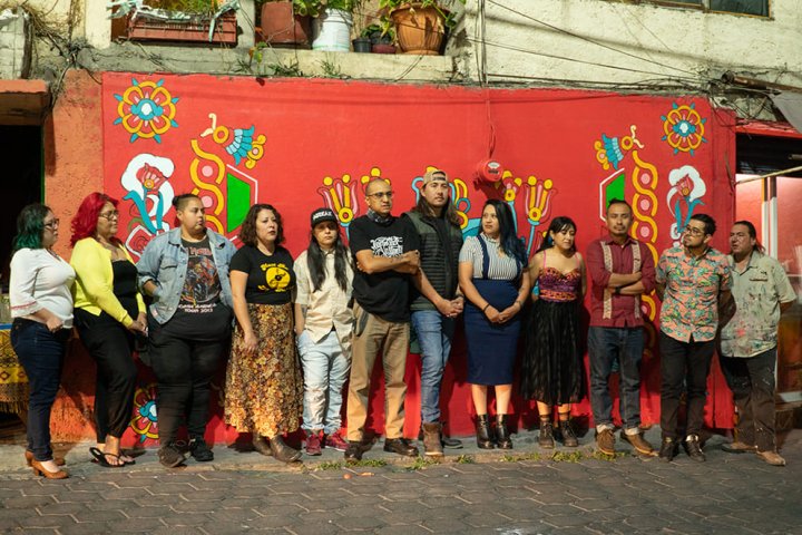 Mural "Flores para la raza" en el Pueblo de la Candelaria, Coyoacán. 