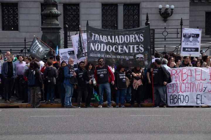 Movilización de trabajadores docentes y no docentes universitarios en el Congreso. Foto: Enfoque Rojo.