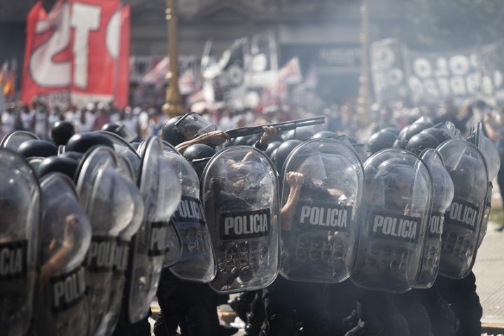 La Policía dispara balas de goma a manifestantes. Foto: Matías Baglietto