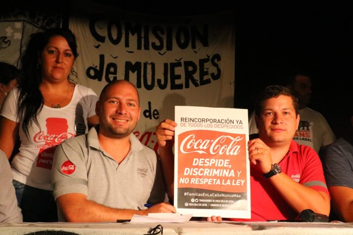 Marcelo Romero, Cristian Durán y Verónica de la Comisión de Mujeres de Coca Cola, en la segunda reunión de coordinación que realizaron en el Bauen, en la que votaron impulsar una campaña nacional e internacional por un fondo de lucha