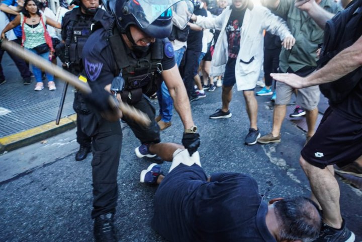 Policía golpea a un hombre en el suelo durante la protesta de jubilados