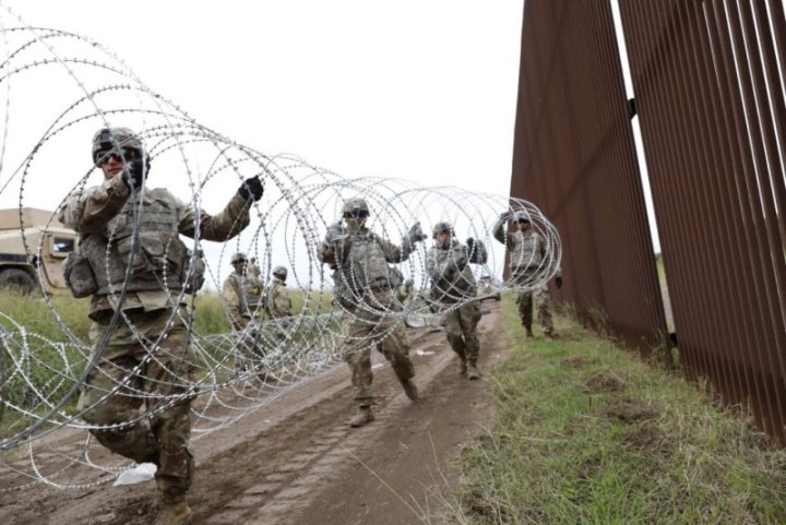 BROWNSVILLE, TEXAS — MARTES, 13 DE NOVIEMBRE DE 2018: Tropas del Ejército de EE. UU. instalan bobinas de alambre de púas cerca de las orillas del Río Grande a lo largo de la frontera de EE. UU. con México en Brownsville, Texas, el 13 de noviembre de 2018. Más de 5,000 militares estadounidenses las tropas están en la región fronteriza suroeste para apoyar a los oficiales de Aduanas y Protección Fronteriza de EE. UU. y a los agentes de la Patrulla Fronteriza mientras se preparan para la esperada llegada de miles de inmigrantes centroamericanos. (Gary Coronado / Los Ángeles Times)