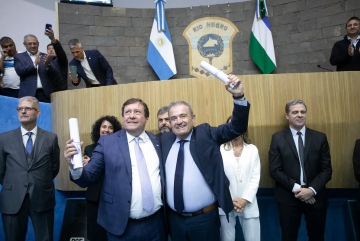 Alberto Weretilneck junto a Pedro Pesatti en la legislatura provincial rionegrina.