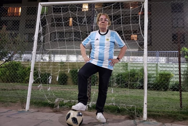 Betty García con la camiseta de la selección. Foto: sitio Vice.