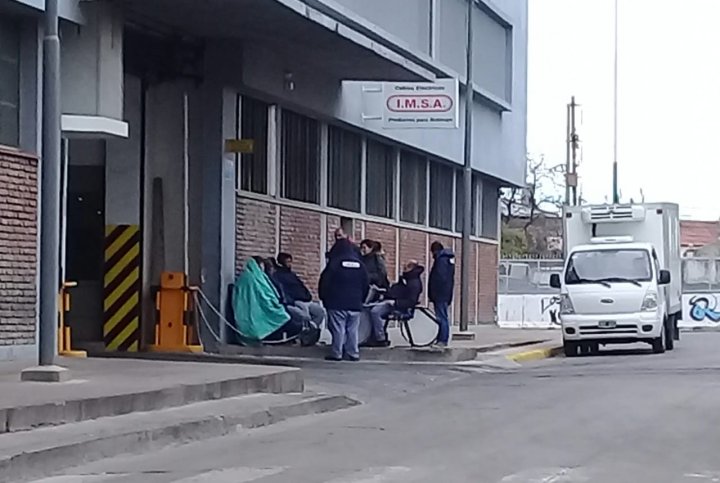 Adrian Fernandez y los delegados reclamando su reincorporación