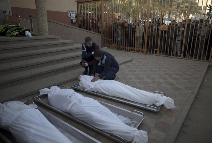 Familiares de palestinos que murieron durante los ataques aéreos israelíes en el sur de la Franja de Gaza, lloran junto a sus cuerpos frente al Hospital Nasser en Yan Yunis, sur de la Franja de Gaza, este martes. Las fuerzas israelíes reanudaron los ataques militares en Gaza después de que el 1 de diciembre expirara una tregua de una semana. EFE