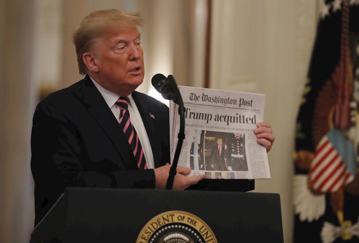 WASHINGTON (ESTADOS UNIDOS), 06/02/2020.- El presidente estadounidense, Donald Trump, muestra la portada de un diario que anuncia el fin del juicio político en su contra, del que salió absuelto, este jueves en la Casa Blanca (Estados Unidos). Trump organizó este jueves una "celebración" en la Casa Blanca por el fin del juicio político en su contra, del que salió absuelto. EFE/ Erik S. Lesser