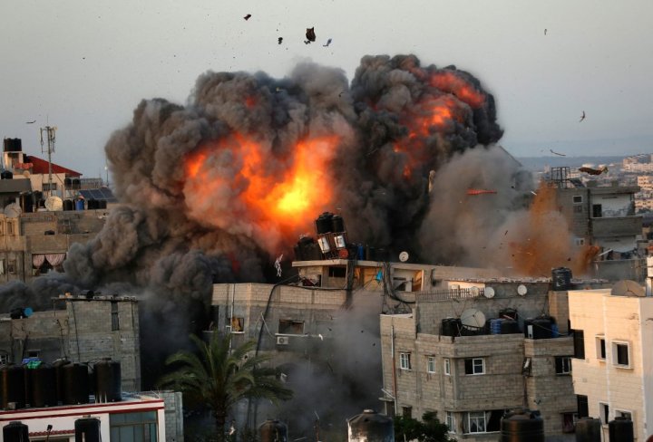 Una bola de fuego sale de un edificio en el distrito residencial de Rimal, en la ciudad de Gaza, tras recibir el impacto de un misil. Foto de BASHAR TALEB (AFP), El País Int.