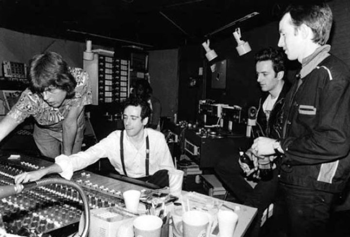 Joe Blaney trabajando con Mick Jones, Joe Strummer y Topper Headon en el sonido de lo que sería el último disco de The Clash, Combat Rock. 