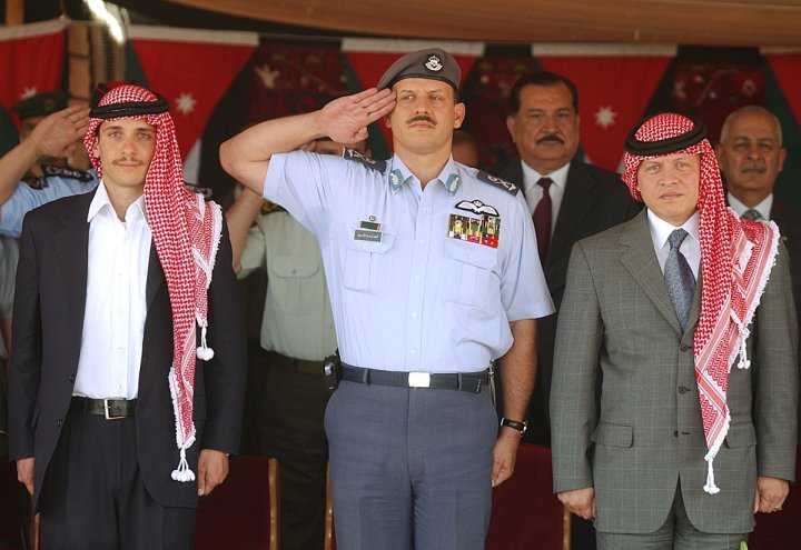 El rey Abdala II (derecha) junto a sus hermanos, el príncipe Faisal (centro) y el príncipe Hamzah (izquierda). AP Photo/Hussein Malla