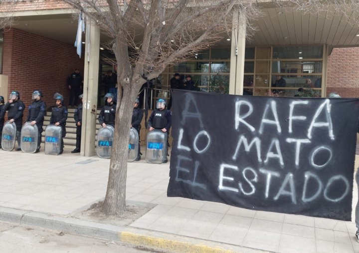 Manifestación frente a los Tribunales de General Roca durante la primera audiencia del juicio | Foto Enfoque Rojo