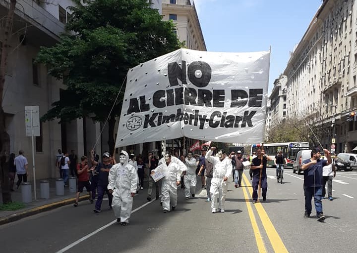 Papelazo en el centro porteño por la reapertura de Kimberly Clark