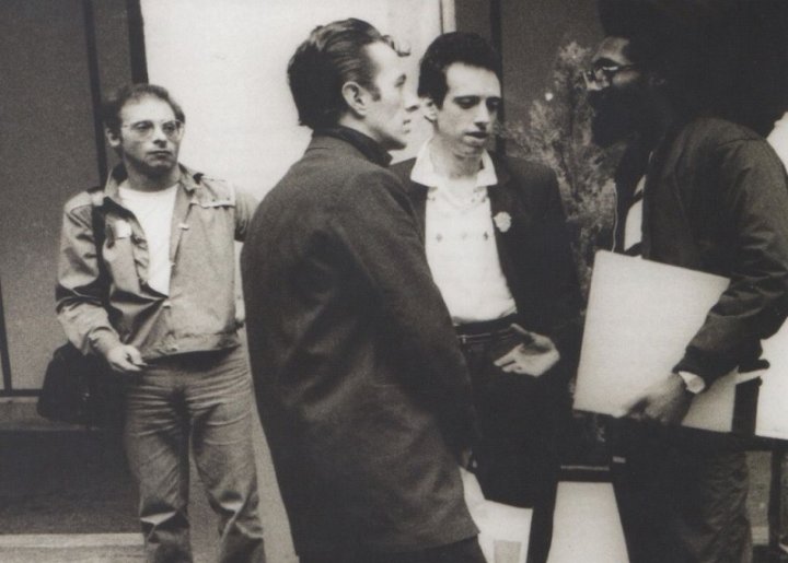 El músico y productor jamaiquino Mikey Dread junto a los Clash Joe Strummer y Mick Jones.