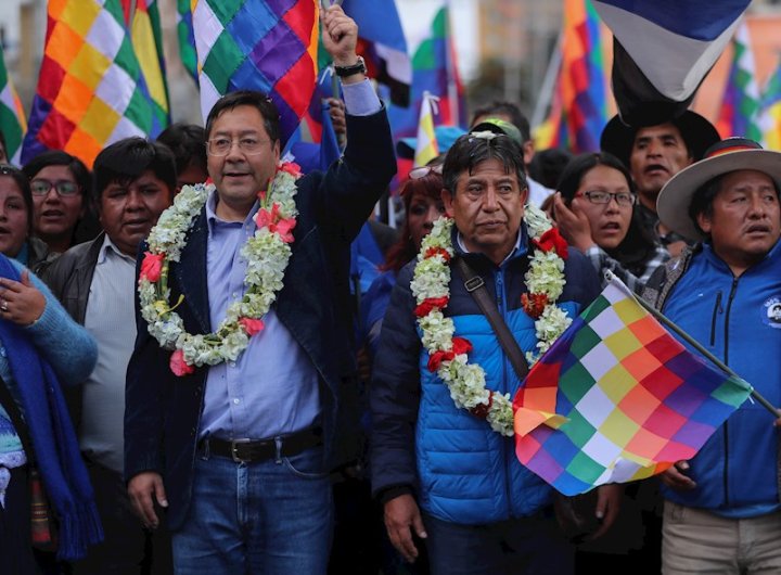 LA PAZ (BOLIVIA), 03/02/2020.- El Movimiento al Socialismo (MAS) de Evo Morales, registró en Tribunal Supremo Electoral a Luis Arce (i), como presidente y David Choquehuanca (d) como vicepresidente, para los comicios del 3 de mayo. EFE/Martín Alipaz