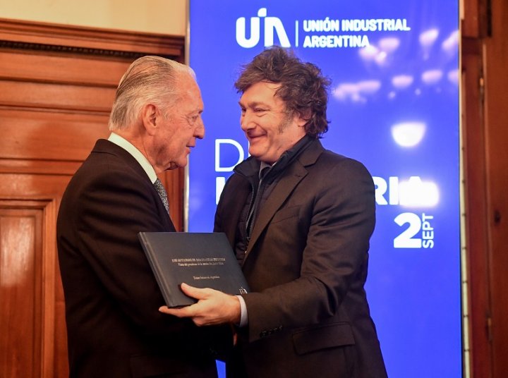 Javier Milei con el presidente de la Unión Industrial Argentina, Daniel Funes de Rioja. Foto: @UIPBA