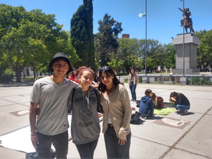 Daniel, Rocío y Amelie junto a sus compañeres.