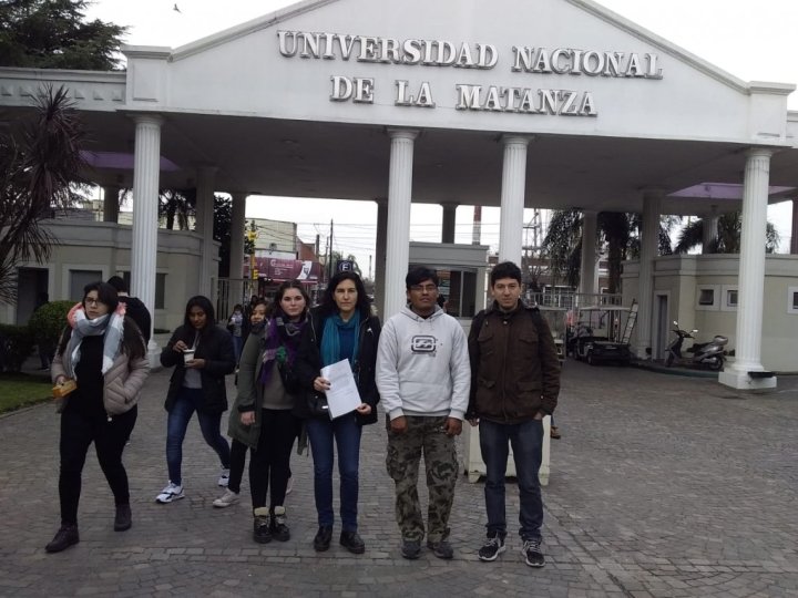 Nathalia González Seligra junto a Sol, Marco y Fernando, estudiantes de la UNLaM y candidatos del FIT-Unidad en la zona oeste del GBA