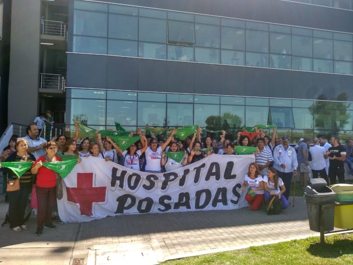 El pañuelazo de las y los despedidos del hospital que luchan por su reincorporación