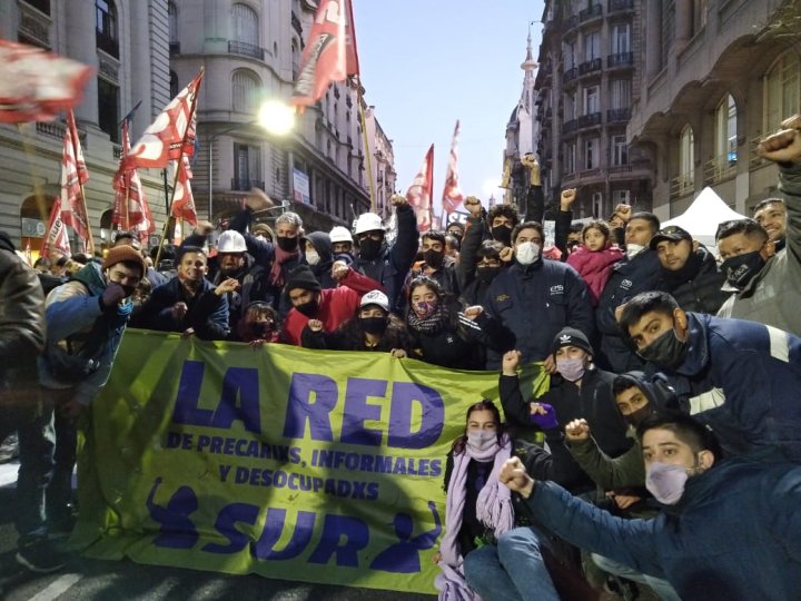 Los jóvenes de la Red de Oeste junto a los trabajadores tercerizados de Edesur