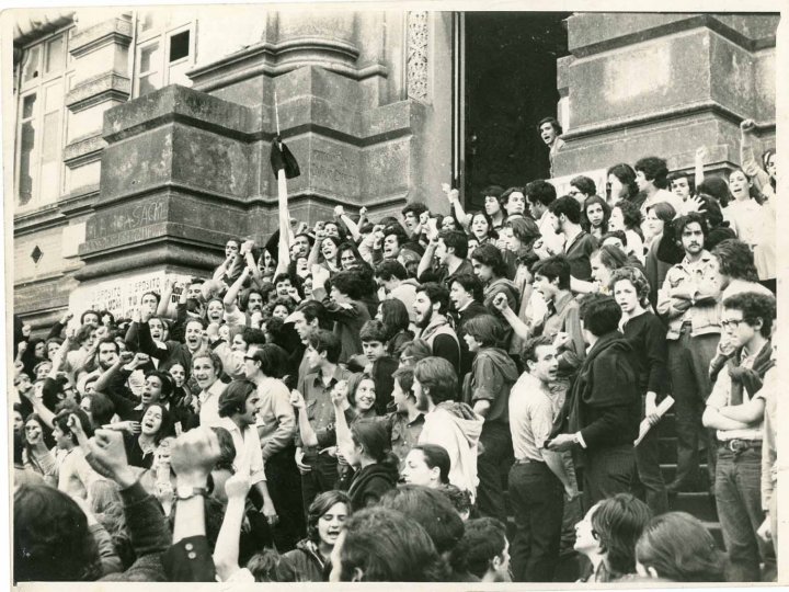 Manifestación en el IAVA durante velorio de Julio Spósito