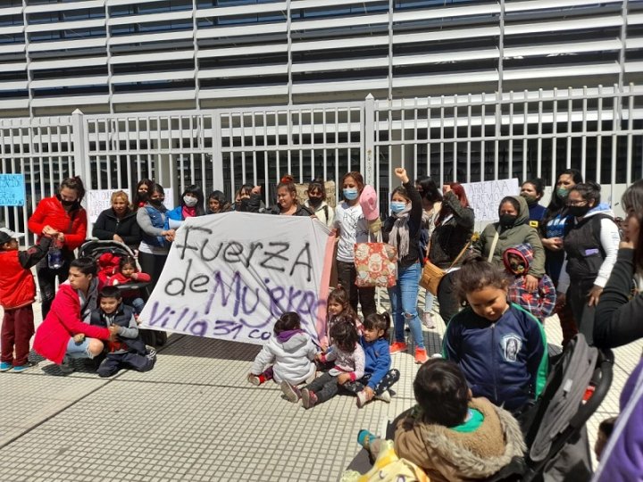 Delegación de mujeres desalojadas de la toma de la Villa 31 apoyando la protesta de trabajadores de Latam