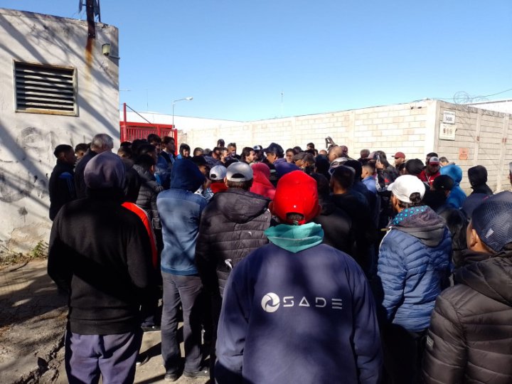 Trabajadores de Alfa Lince S.A. reclaman por sus puestos de trabajo.