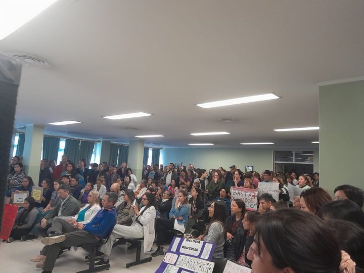 Bariloche 19/03/2024. Una postal de las asambleas de trabajadores y trabajadoras hospitalarias desarrolladas en toda la provincia.