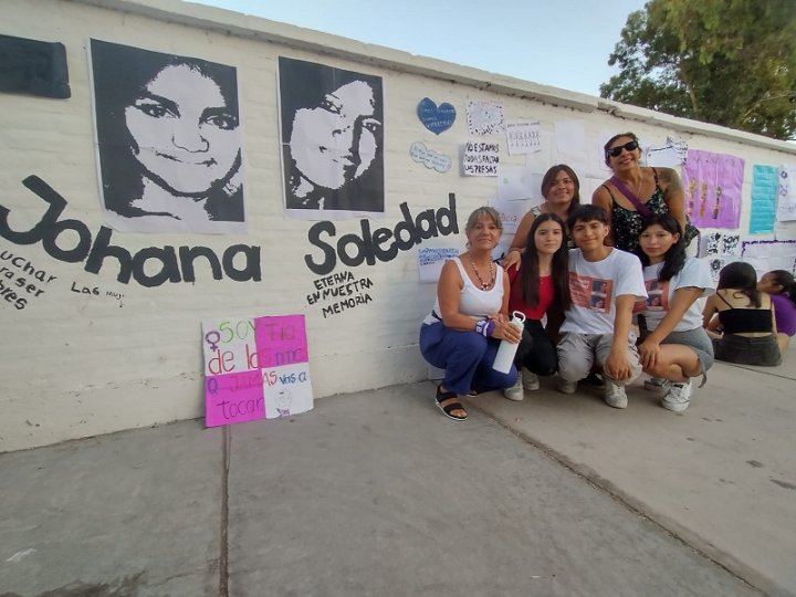 Silvia Minoli, ex directora de la escuela y referente de la lucha por los derechos de las mujeres, junto a la familia de Soledad Olivera