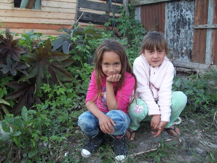 Niñas que vivían en la orilla del arroyo El Gato en el barrio platense de Ringuelet.