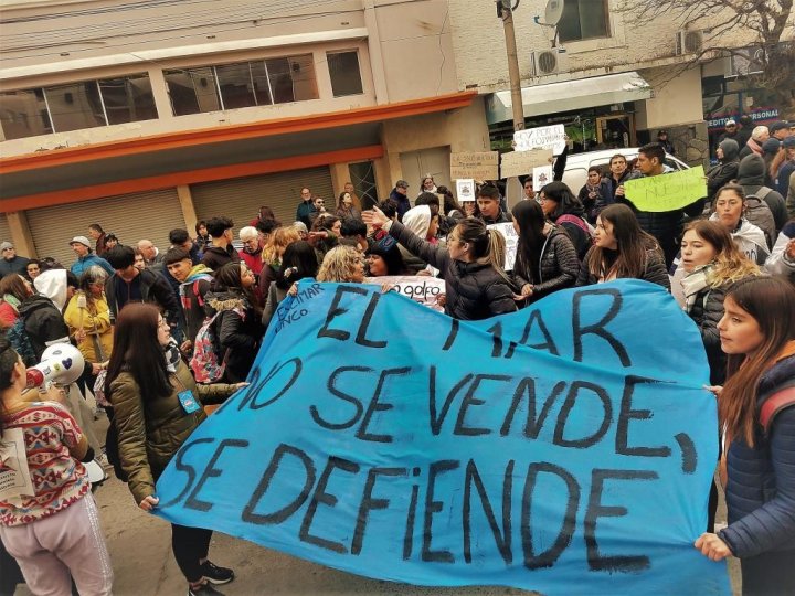 Manifestación en la puerta de la legislatura en defensa del golfo San Matías.