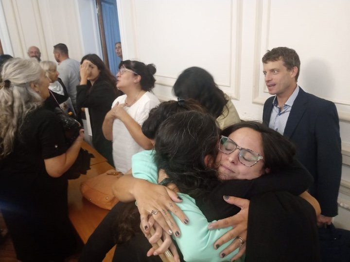 Clara Petrakos junto a las abogadas de la querella de Justicia Ya!