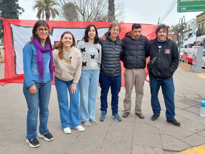 Christian Castillo con candidatas y candidatos de Lobos