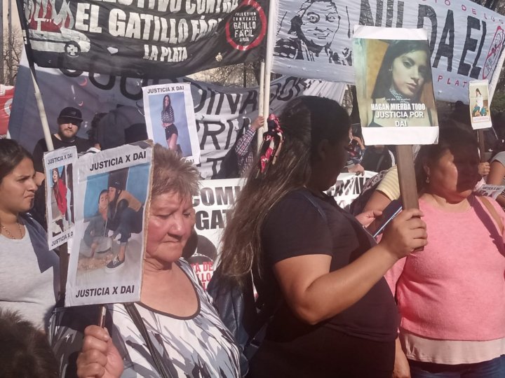 La familia de Daiana Abregú marchó el viernes en La Plata junto a otros familiares de víctimas del gatillo fácil y la violencia estatal | Foto Enfoque Rojo