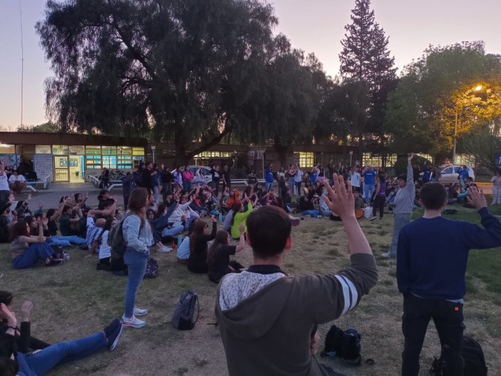 Votación de la asamblea en Cipolletti, resolviendo la toma abierta de la Facultad con posterior marcha al Consejo Superior