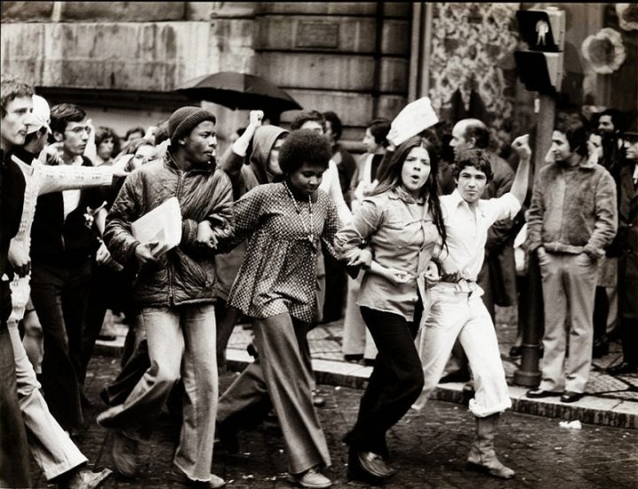 Revolución de los claveles, Portugal, 1974.