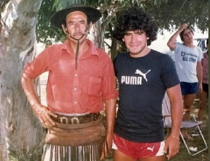 Diego con un vecino "gaucho" en Esquina. Foto: sitio web de Radio Dos de Corrientes.