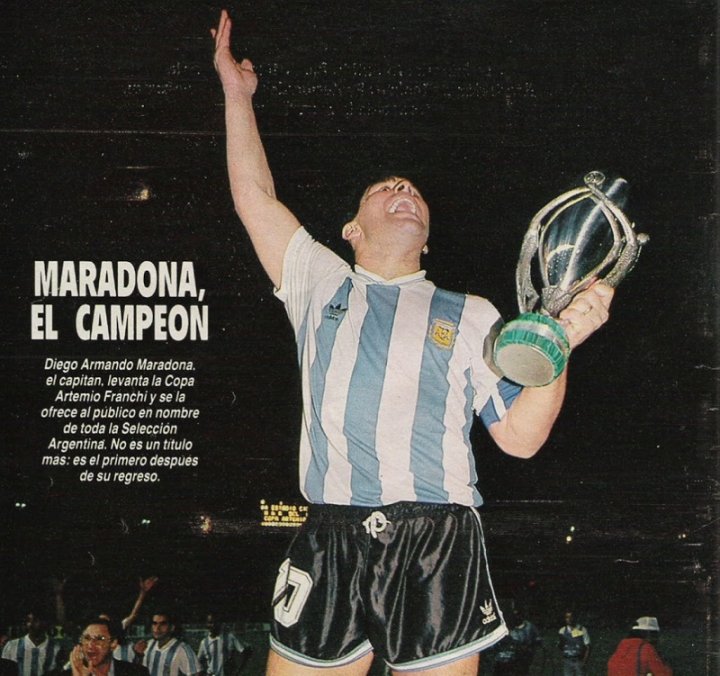 Otra postal feliz de Maradona en Mar del Plata, donde consiguió su último campeonato oficial (Archivo El Gráfico)