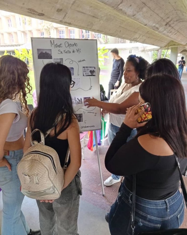 Mairet Chourio, fotoperiodista, explicando a las asistentes el concepto de su exposición.