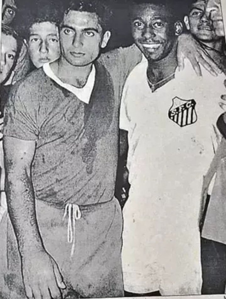 Kairuz junto a Pelé, edición impresa de La Gaceta de Tucumán, 14/01/1966.