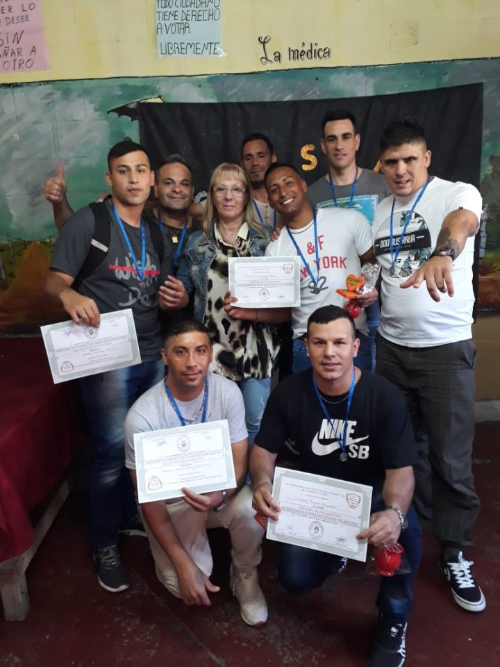 Ester con sus alumnos egresados en 2019