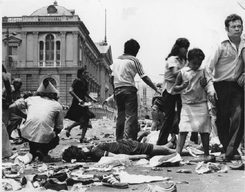 Manifestación y masacre durante los funerales de monseñor Óscar Arnulfo Romero, San Salvador, el 30 de marzo de 1980. Foto: Cortesía del Museo de la Palabra y la Imagen